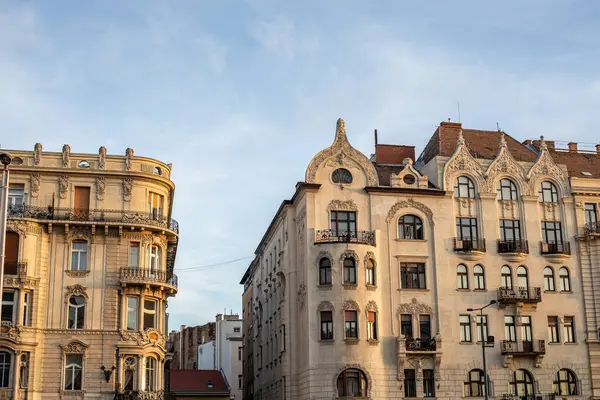 Budapeşte, Macaristan - 7 Ekim 2022: Marcius 15 meydanındaki tarihi bina. Yüksek kalite fotoğraf