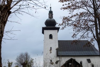 Avrupa 'nın Kremnicke Bankasındaki coğrafi orta noktası. Saint John Kilisesi. Yüksek kalite fotoğraf