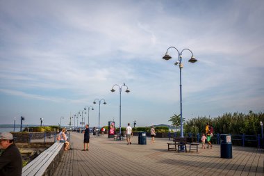 Badacsony, Macaristan - 2 Ağustos 2025: Balaton Gölü 'nde gezinti güvertesi. Yüksek kalite fotoğraf