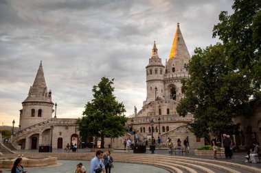 Budapeşte, Macaristan - 3 Ağustos 2025: Balıkçı kalesinin akşam manzarası. Yüksek kalite fotoğraf