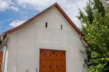 Yaz mevsiminde geleneksel kır evi ve bahçe manzarası. - Evet. Yüksek kalite fotoğraf