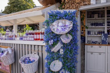 Tihany, Macaristan - 3 Ağustos 2025: Pazardaki lavanta ürünleri, el yapımı ürünler, hediyelik eşyalar. Yüksek kalite fotoğraf