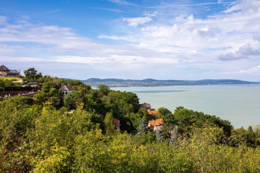 Tihany, Macaristan - 3 Ağustos 2025: Balaton Gölü Hilltop Manzarası. Yüksek kalite fotoğraf