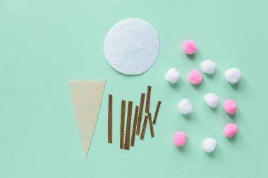 Erken öğrenme fikirleri. Pom pon 'dan dondurma, Keçe. Bebek ve anaokulu çocukları için etkinlikler. Montessori. Adım adım. Adım 2