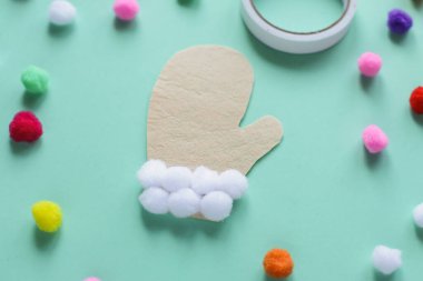 Erken öğrenme fikirleri. Pom pon 'dan kış eldiveni. Bebekler ve Anaokulu Çocukları için çift taraflı kayıt aktiviteleri. Montessori. Adım adım. 4. Adım