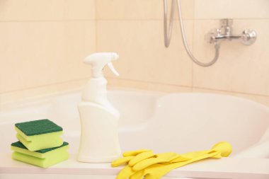 Ev Kimyasalları Model 'i. Koruma Eldiveni Sarı, Yeşil Sünger, Sıvı Temizleme Çözümü Akrilik Banyo, Dezenfeksiyon ve Hijyen Konsepti