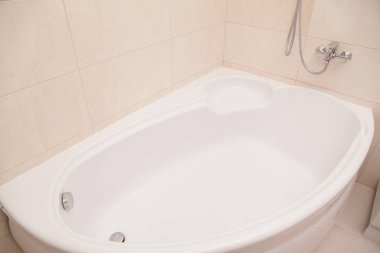 Modern Tuvaletin İçi. Köşe Akrilik Hamamı.