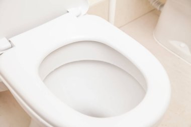 Beyaz Tuvalet Kasesi. Yakın plan. Taze tuvaletin nahoş kokularıyla savaşmak. Tuvalet spreyini yüksek yoğunlukta aromatik yağlarla düzenle.