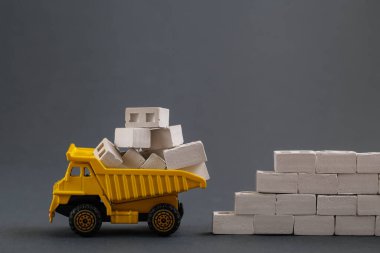 Kargo pisti, gri arka planda havalandırmalı beton bloklar. Teslimat Malzemeleri. Ulaşım, İnşaat endüstrisi