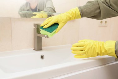 Paslanmaz Çelik için Ev Kimyasalları Biyolojik Çözünür Krom ve Metal Temizleyici. Kadın Elleri Şişe Temizleme Çözümünü Tutar. Akrilik küvet temizliği, dezenfeksiyon ve hijyen konsepti.