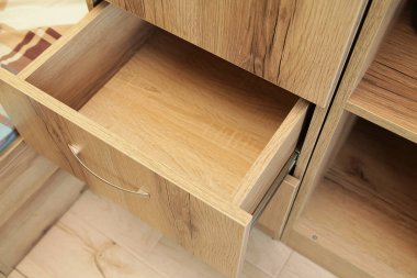 Elbiseler için boş ahşap şifonyer çekmecesi. Modelleme. Elbise depolamak için mobilya dolapları. Ev dikey depolama. Gardırop organizasyonu. Moda renkleri. Üst görünüm