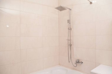 Banyo 'da Bej Seramik Duvarlar, Modern Krom Duş başlığı, Sessiz Lüks