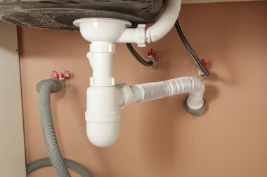 Mutfak lavabo açıcı kiti, tüp drenajı, esnek drenaj hortumu. Beyaz yeni drenaj hortumu