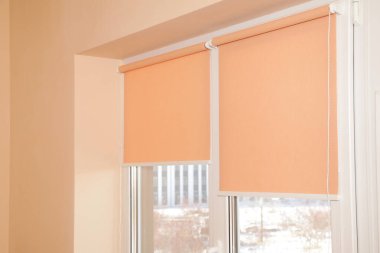 Pencere Perdeleri İçerde. Paten Perdeleri Şeftali rengi, Modern Kumaş Panjurları Oturma odasında