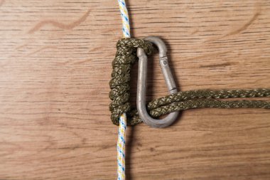 Carabiner ve Halat. Tutucu Oblique. Avusturya Klemheist Düğümü. Tırmanma ve Denizcilik Uygulamaları.