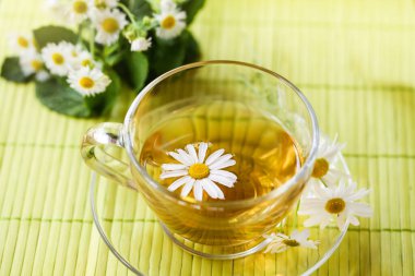 ahşap masa üzerinde papatya çayı