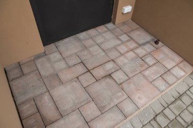 Asfalt döşeme. Mat Kapı Mat Girişi için Boş Yer Mat Mat Hoş Geldiniz Gri Mat Girişi. Kahverengi fayanslar. Üst Görünüm