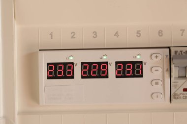 Apartmanın duvarındaki santralde gelen voltaj ve arta kalan akım aygıtlarını gösteren voltaj rölesi