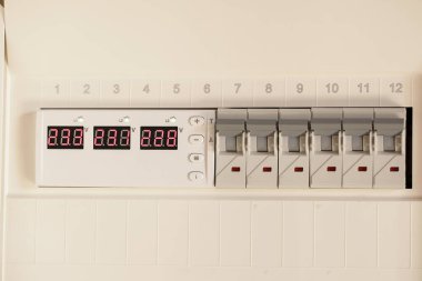 Apartmanın duvarındaki santralde gelen voltaj ve arta kalan akım aygıtlarını gösteren voltaj rölesi
