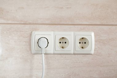 Güç prizi. Evdeki prizin prizine elektrik prizi takın.