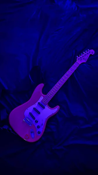 Gitar Listrik Bawah Cahaya Biru — Stok Foto