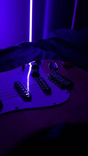 Detail Gitar Listrik Bawah Cahaya Biru — Stok Foto