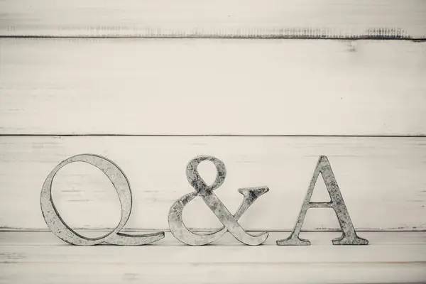 Beyaz Ahşap Arkaplan Üzerine Metalik Q & A Harfleri Sorgu ve Yanıt Kavramını Temsil Ediyor