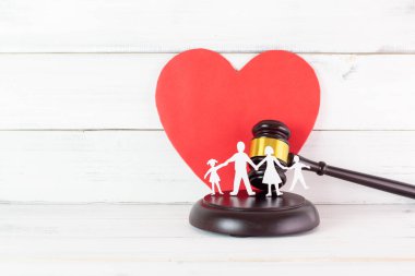 Aile Hukuku ve Sevgisi: Kağıt Ailesi Siluetleri Gavel 'le Kızıl Kalbe Karşı