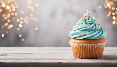 Açık Mavi Kremalı Lezzetli Kek ve Parlak Bokeh Işıklarına Karşı Şekerlemeler