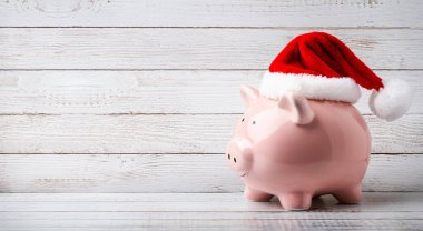 Noel Tasarruf Kumbarası Beyaz Tahta Masada Noel Baba Şapkası Giyiyor