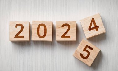 2024 'ten 2025' e geçiş: Yeni yılı temsil eden tahta bloklar