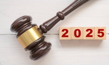 Yasal ve Yargı Planlama Konsepti için Gavel ile 2025 Tahta Blok