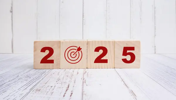 2025 Hedef ve Başarı: Kırmızı Hedef Sembollü Tahta Bloklar