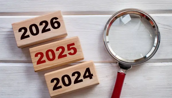 2024, 2025 ve 2026 Tahta Bloklar Gelecek Planlama Konsepti Büyüteci