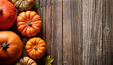 Sonbahar Balkabakları Kırsal Ahşap Masada Hasat ve Sonbahar Dekorasyonu