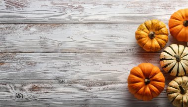 Beyaz Yıkanmış Ahşap Masa üzerinde Kabak ve Kabak Kümesi Kırsal Sonbahar Dekorasyonu