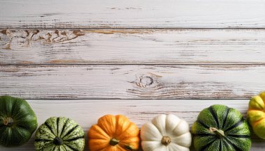 Sonbahar Dekorasyonu için Kırsal Ahşap Arkaplanda Renkli Kabak Dizisi ve Kabak