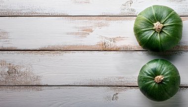 Kırsal Beyaz Ahşap Masa Arkaplanda Sonbahar Hasadı İçin İki Yeşil Balkabağı