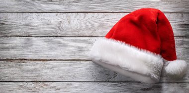 Kırsal Beyaz Tahta Masada Noel Kutlaması İçin Kırmızı ve Beyaz Noel Baba Şapkası