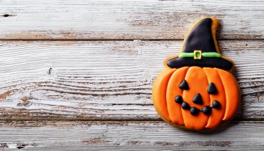 Cadı Şapkalı Balkabağı Cadılar Bayramı Kurabiyesi Kırsal Tahta Masada Buzlanma ile süslenmiş