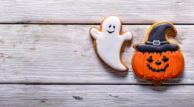 Hayalet ve Balkabağı Cadılar Bayramı Kurabiyeleri Havaya Uçmuş Tahta Yüzeyde Buz Gibi