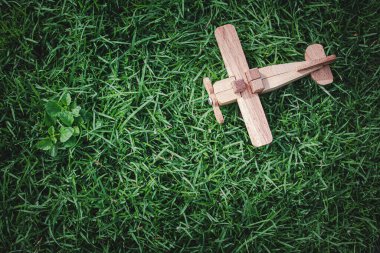 Yeşil Çim Üzerinde El Yapımı Ahşap Oyuncak Uçak Çocukluk Rüyaları ve Çevre Dostluğu Oyunları