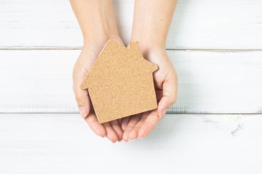 Mülkiyet Elleri: Beyaz Arkaplanda Mantar Evi Kesimi