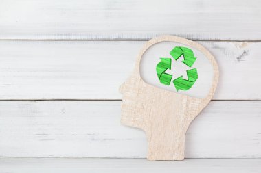 Sürdürülebilir Düşünme: Çevre Bilinci İçin Baş Siluetinde Geri Dönüşüm Sembolü
