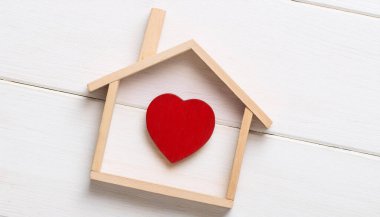 Minimalist Ahşap Ev Çerçevesi Kırmızı Kalple Beyaz Arkaplanda Sevgi ve Yuvayı Temsil Ediyor