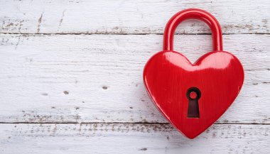 Kırmızı Kalp, Kırsal Beyaz Ahşap Arkaplanda Aşkı ve Güvenliği simgeleyen Asma Kilidi Şekillendirdi