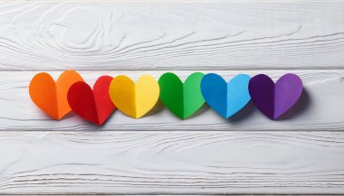 Beyaz Ahşap Arkaplanda Gökkuşağı Dizisinde Renkli Kağıt Kalpler