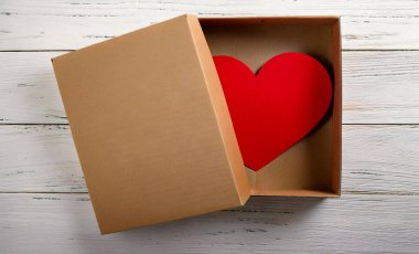 Beyaz Tahta Arkaplanda Açık Karton Kutunun İçinde Kırmızı Kalp