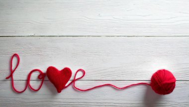 Ahşap Arkaplanda Kalp Sembolüyle Aşk Sözcüğü Oluşturan Kırmızı İplik