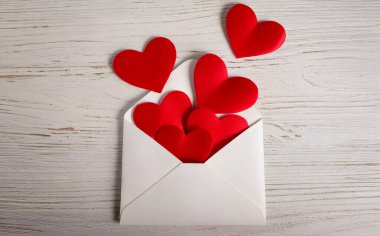 Tahta Aşk Arkaplanı 'nda Kırmızı Kalplerle Dolu Beyaz Zarf